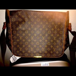 Louie Vitton Monogram Canvas messenger bag